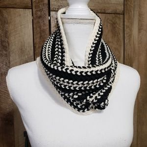 Ann Taylor Factory Accessories - Ann Taylor Crochet Knit Infinity Scarf Black White Ann Taylor Factory Accessories - Ann Taylor Crochet Knit Infinity Scarf Black White